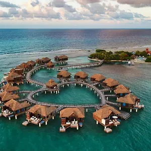 Курортный комплекс Sandals Royal Caribbean & Private Island - Couples Only, Бухта Монтего